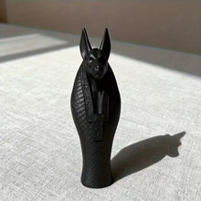 Cargar imagen en el visor de la galería, Egyptian God Anubis Statue, 3D Printed Ancient Egyptian Mysterious Guardian God Sculpture, Dog Decorative Statue, Whimsical Design, Office, Living Room, Bedroom Decoration, Dining Room, Modern Home Decor, Pet Lover Commemorat